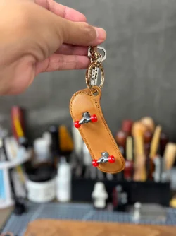 skateboard-handmade-leather-Key-holder-llkworks-05.webp